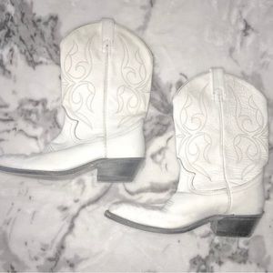 White cowboy boots size 6.5. Great condition.
